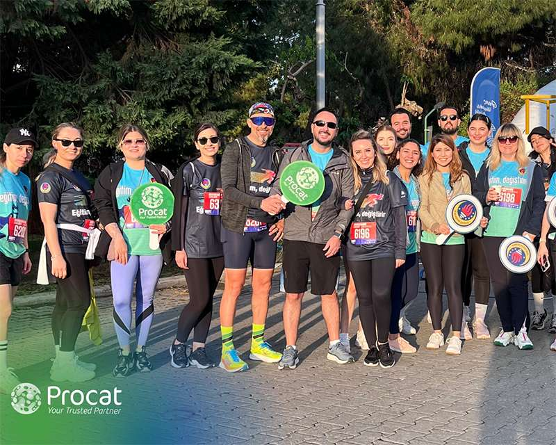 İzmir Maratonu’nda Türk Eğitim Derneği -adına koşuya katılan Procat, eğitimde fırsat eşitliği ve kaliteli eğitime destek oldu.