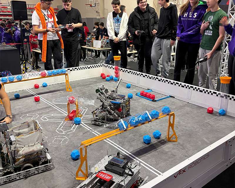 Robotik Yarışmalarıyla Analitik Düşünme Sahada: Hisar Okulları’nda Geleceğin Mühendisleri