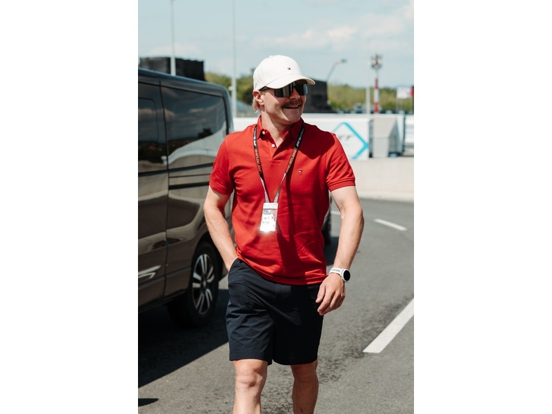 Valtteri Bottas, Macaristan Grand Prix öncesinde Tommy Hilfiger stilleriyle görüntülendi 