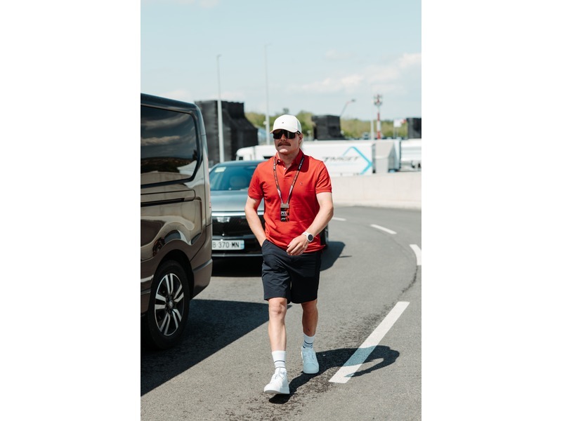 Valtteri Bottas, Macaristan Grand Prix hafta sonunda Tommy Hilfiger stilini tercih etti