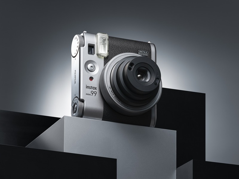 instax mini 99™ yeni gümüş tasarımıyla analog fotoğraf tutkunlarıyla buluştu