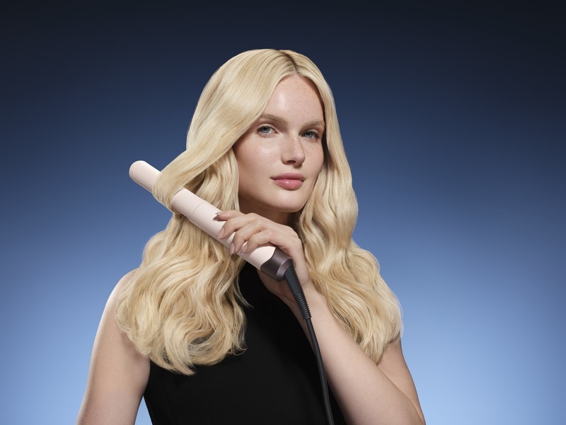 Dyson’dan esnek plaka ve ısı uzaklaştırma teknolojisini buluşturan yeni düzleştirici
