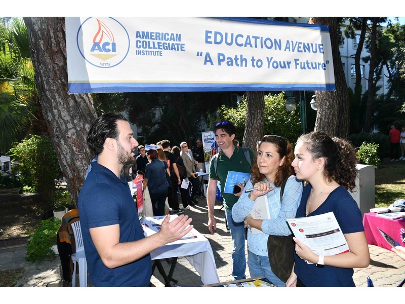 İzmir Amerikan Koleji Eğitim Günü’nde 72 üniversite öğrencilerle buluştu